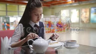 孤独饥饿的女学生休息时在<strong>学校食堂</strong>吃饭。